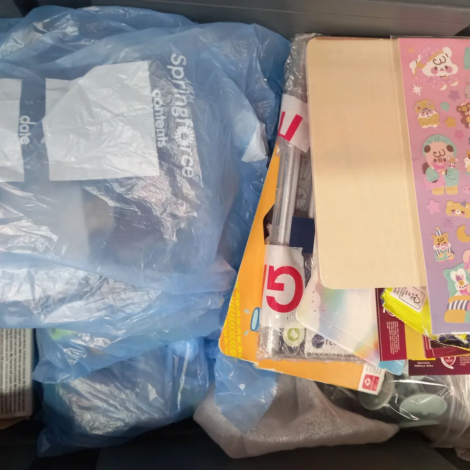 LOT OF APPROXIMATELY 15 ASSORTED TOYS AND GAMES TO INCLUDE MONOPOLY DEAL, SET OF POLYHEDRAL DICE, CHARLESTON HEADBAND, ETC