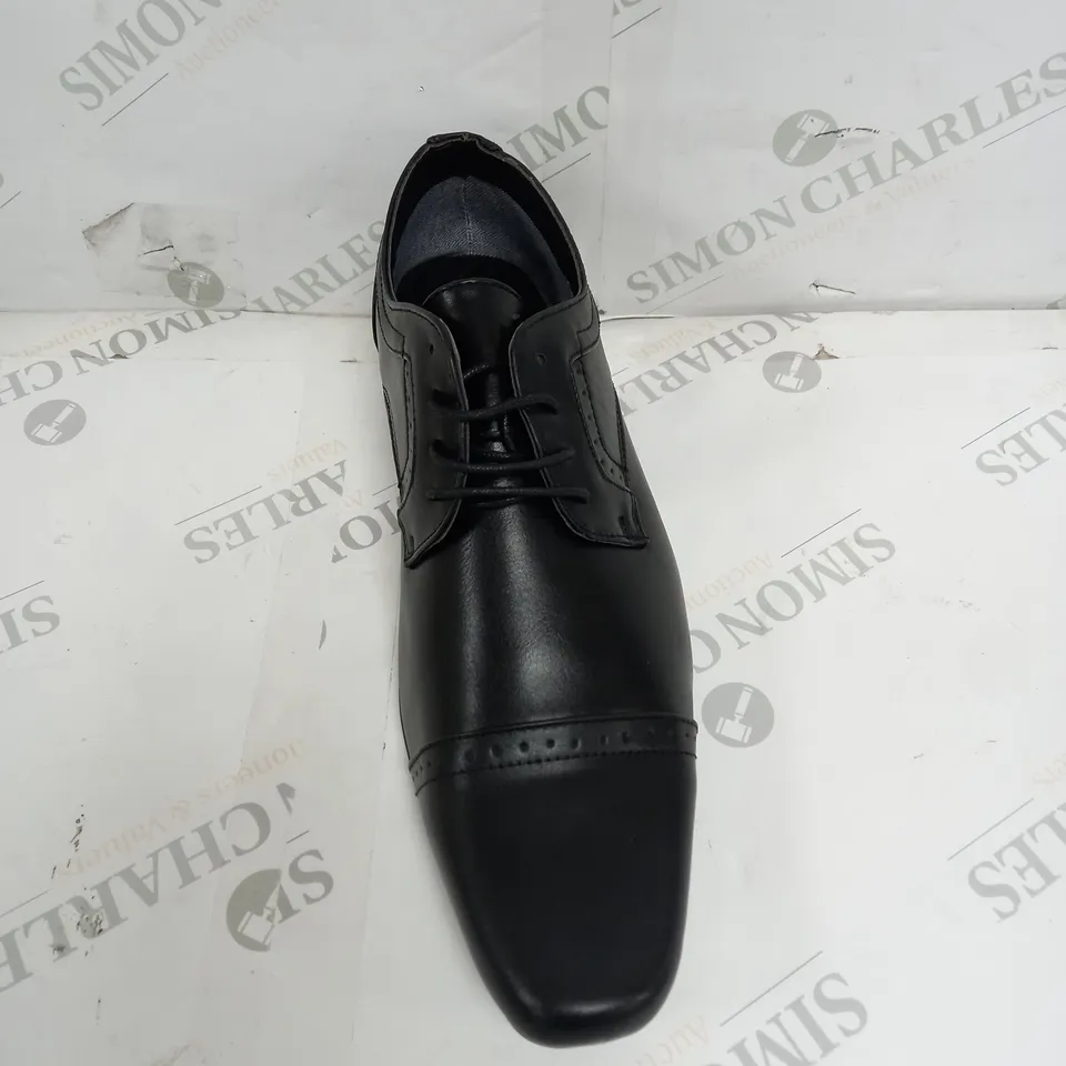 APPROXIMATELY 12 PAIRS OF BECKETT LACE UP FORMAL SHOES IN BLACK SIZE 11 