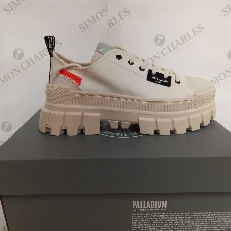 L'ORIGINALE PALLADIUM REVOLT STAR WHITE SHOES - EU 40