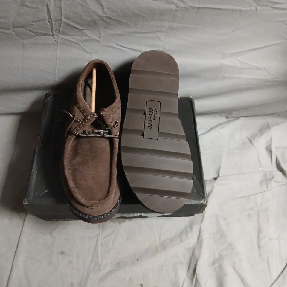 CLARKS ORIGINALS WALLABEE BROWN SUEDE MOCCASIN SHOES – UK 8 (MEN’S) – BOXED