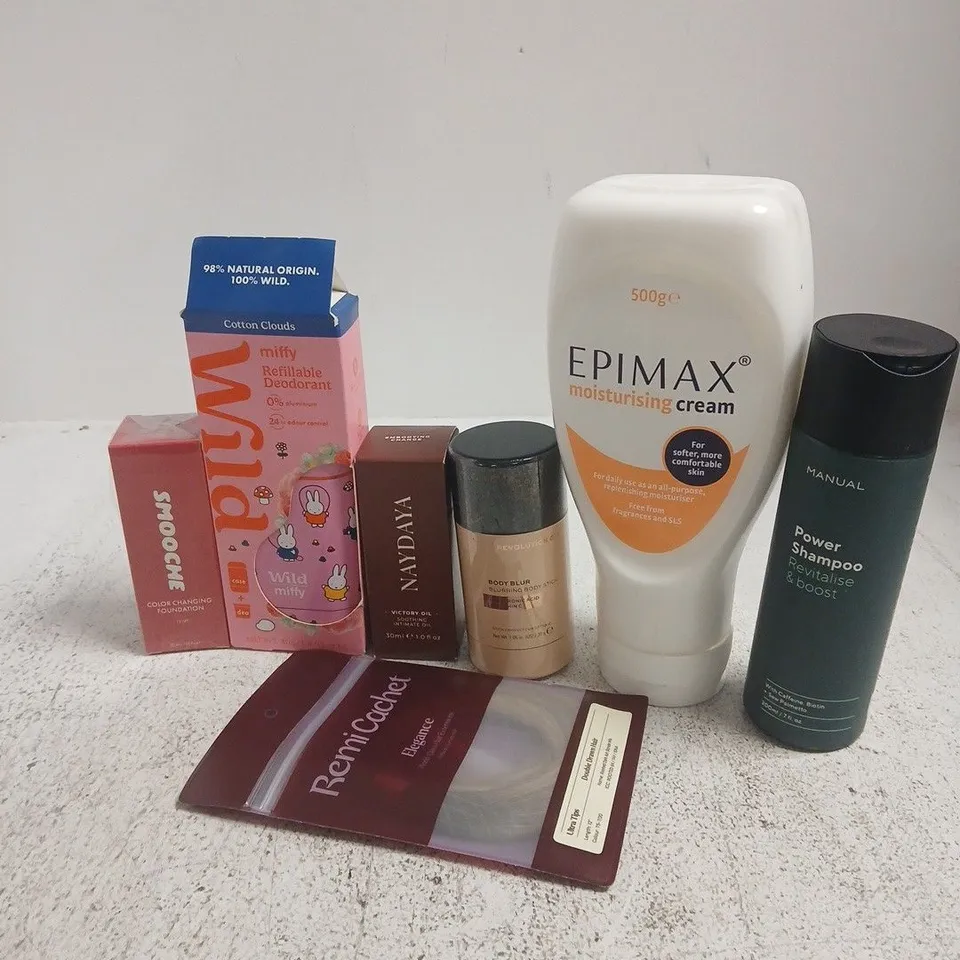 APPROXIMATELY 15 ASSORTED HEALTH & BEAUTY PRODUCTS TO INCLUDE SMOOCHIE FOUNDATION, MAUAL POWER SHAMPOO, EPIMAX MOISTURISING CREAM, ETC - COLLECTION ONLY