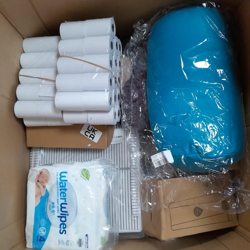 A BOX OF 20 HOUSEHOLD ITEMS TO INCLUDE OVEN GLOVES, LUXURY SHOWER TOWEL HOT WATER BOTTLE ETC. 