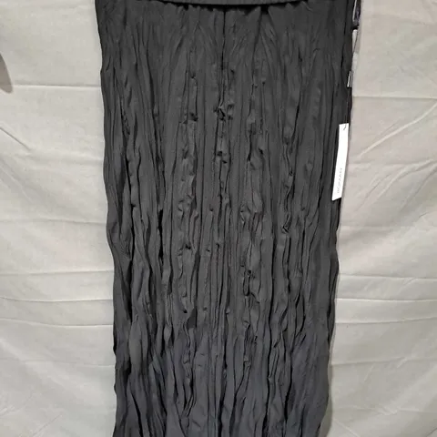 ROMAN CRINKLE SKIRT IN BLACK - SIZE 12
