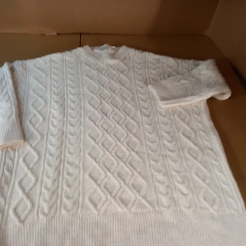 STRADIVARIUS WHITE KNITTED JUMPER - EUR M