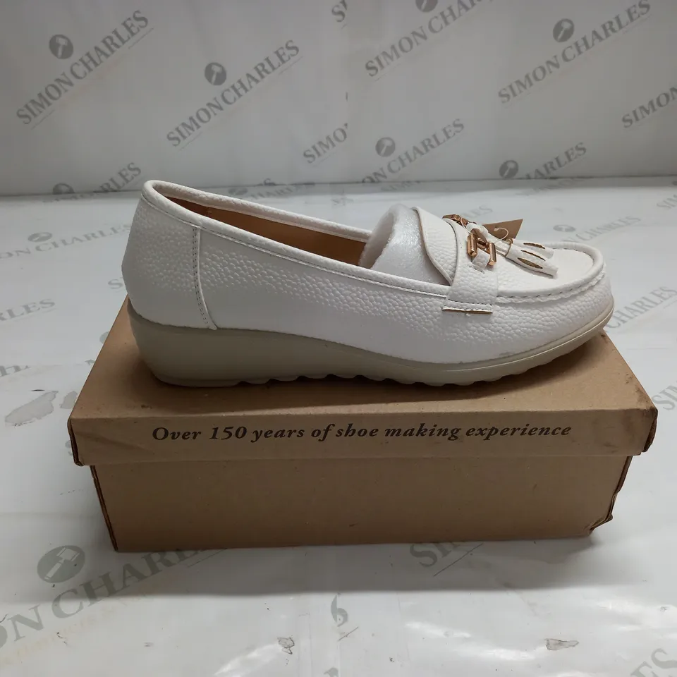BOXED CUSHION-WALK CREAM LOAFERS SIZE 7