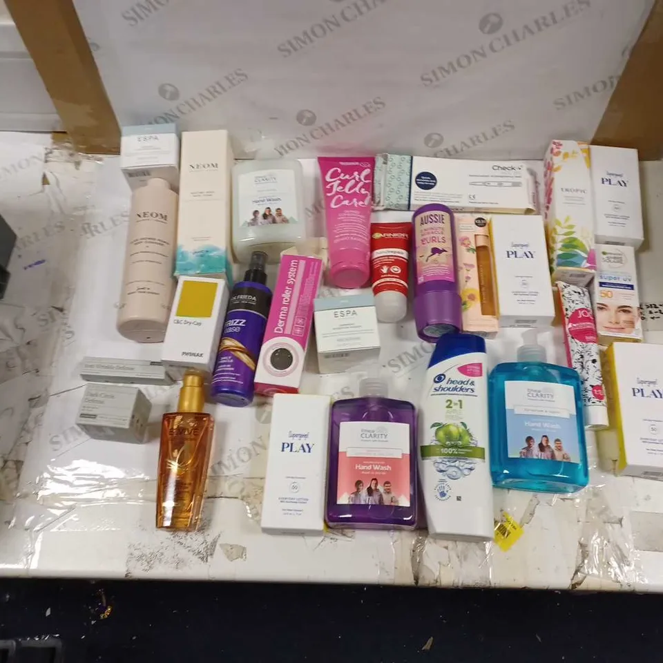 LOT OF APPROXIMATELY 20 HEALTH AND BEAUTY ITEMS TO INCLUDE LUMIN DARK CIRCLE DEFENSE, SUPERGEEP PLAY, AND CURL JELLY CARE CONDITIONER ETC. 