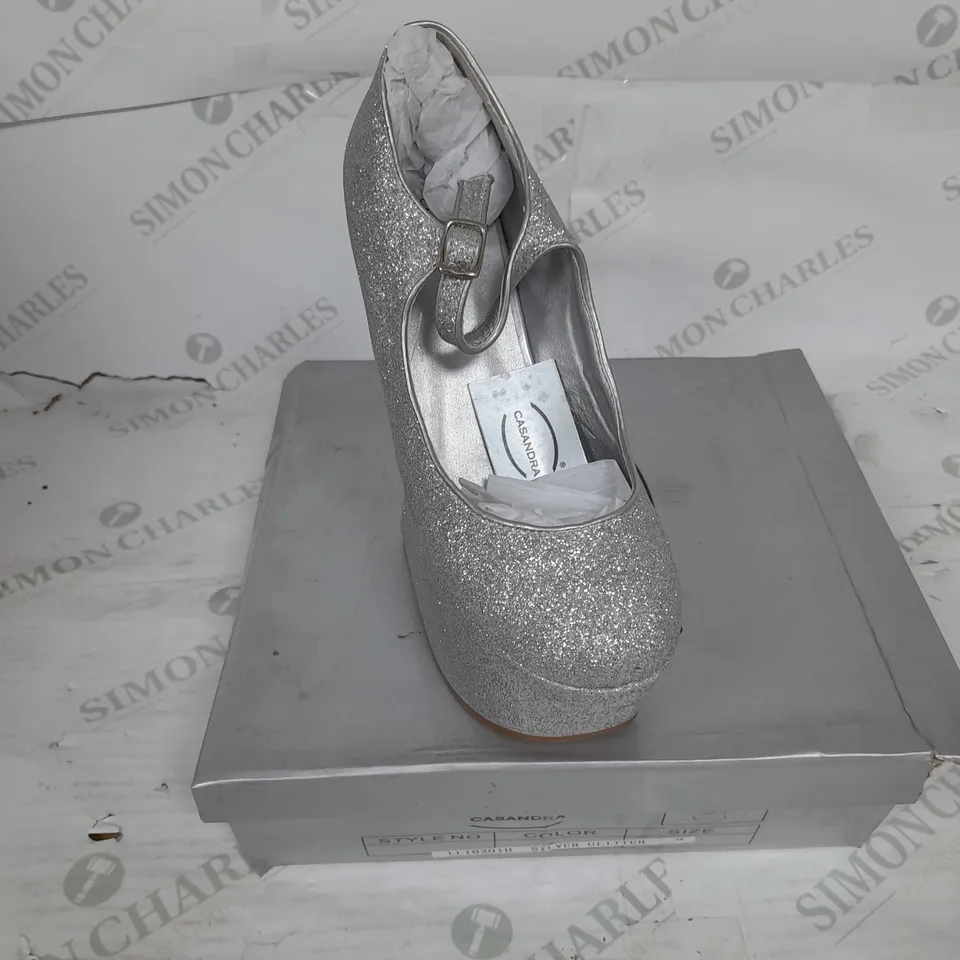 BOXED PAIR OF CASANDRA PLATFORM STRAP SHOE IN SILVER GLITTER SIZE 5