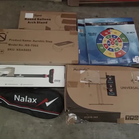 PALLET OF ASSORTED ITEMS INCLUDING ROUND BALLOON ARCH STAND, MAGNETIC DARTBOARD, NORTHERN STONE AEROBIC STEP, RHINOSPORT FITNESS BAR, BADMINTON RACKET, UNIVERSAL TV STAND