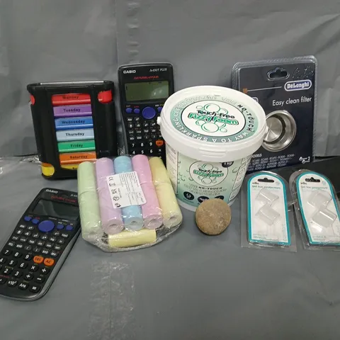 APPROXIMATELY 18 ASSORTED HOUSEHOLD ITEMS TO INCLUDE DELONGHI EASY CLEAN FILTER, CASIO CALCULATOR, GEL TOE PROTECTORS, ETC