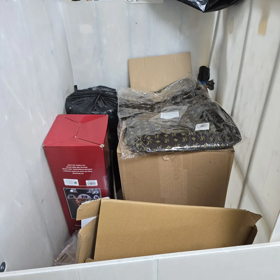 CAGE OF APPROXIMATELY 12 ASSORTED HOUSEHOLD ITEMS TO INCLUDE ASTRONAUT PROJECTION LAMP, INFRARED THERAPY WAIST BELT ETC