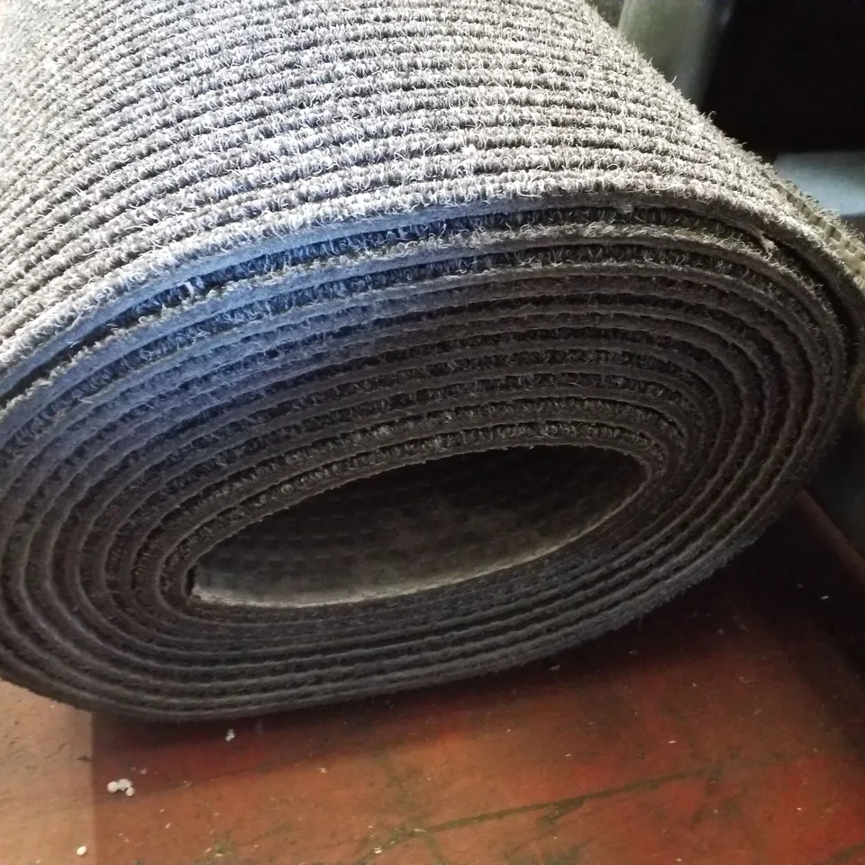 ROLL OF QUALITY LOOP PILE CARPET IN BLACK/WHITE - SIZE UNSPECIFIED