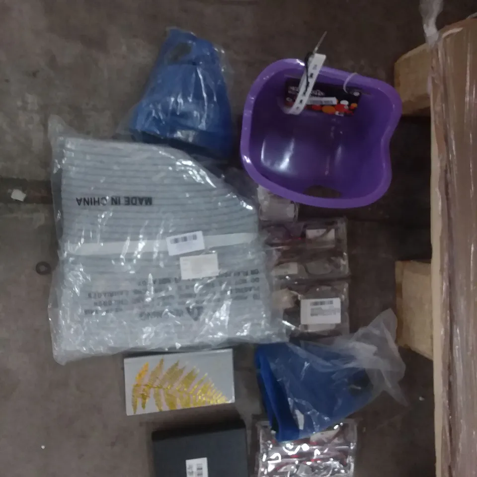 PALLET OF ASSORTED ITEMS INCLUDING 2022 PLANER, 2 PACK READING GLASSES, ROBERT HARRIS LUSTRUM, ALASKAN MALAMUTE CALANDER, EONO LAUNDRY BASKET, SHORT SLEEVES TSHIRT 