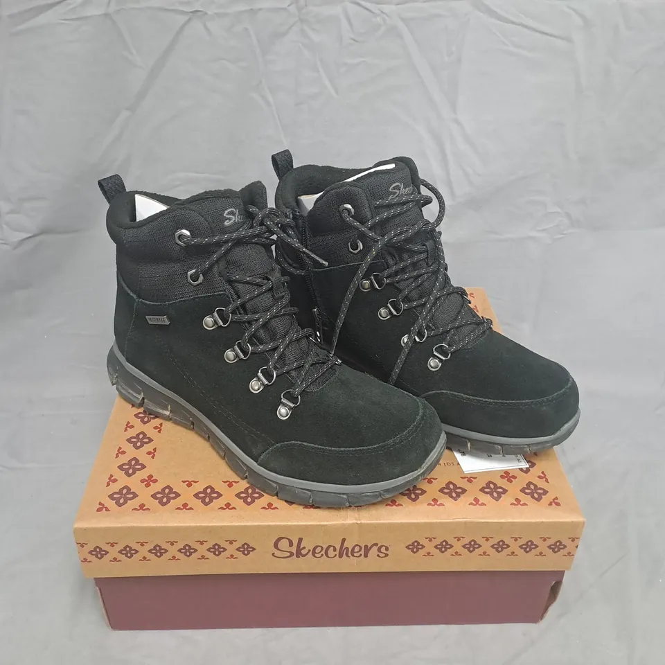 BOXED PAIR OF SKECHERS BLACK HIKING BOOTS - UK SIZE 6