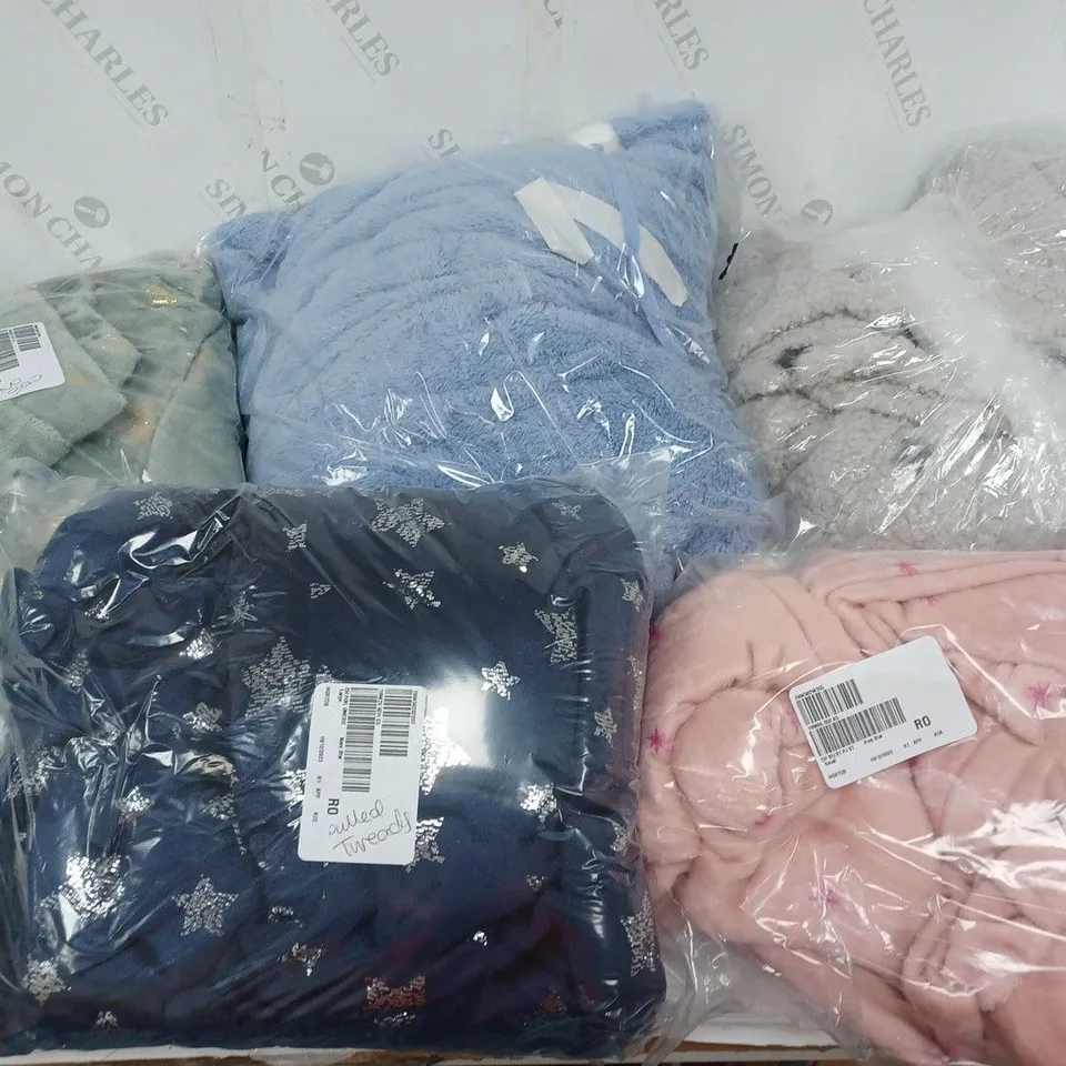 LARGE QUANTITY OF ASSORTED CLOTHING TO INCLUDE ROBES, ETC