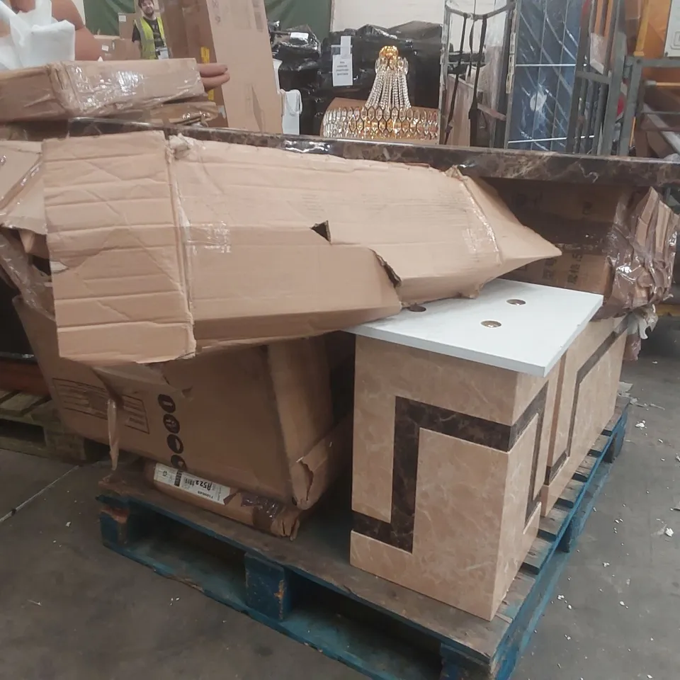 PALLET CONTAINING A LARGE QUANTITY OF ASSORTED DESIGNER FURNITURE PARTS ECT