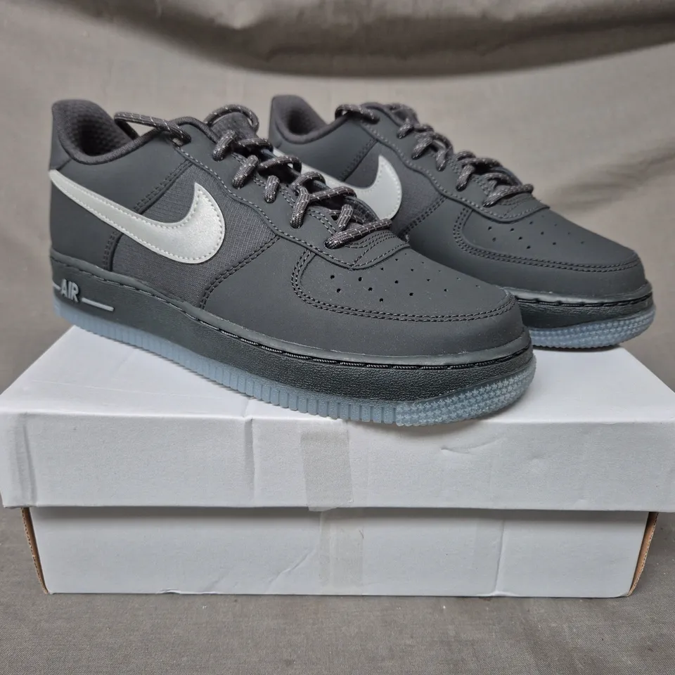 BOXED PAIR OF NIKE AIR FORCE 1 GS SHOES IN ANTHRACITE/REFLECTIVE SILVER UK SIZE 4.5