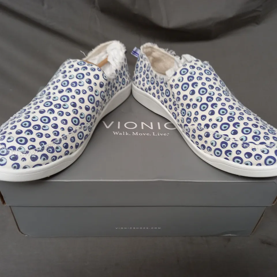 BOXED PAIR OF VIONIC BEACH SLIP-ON SHOES IN WHITE/BLUE SIZE 7