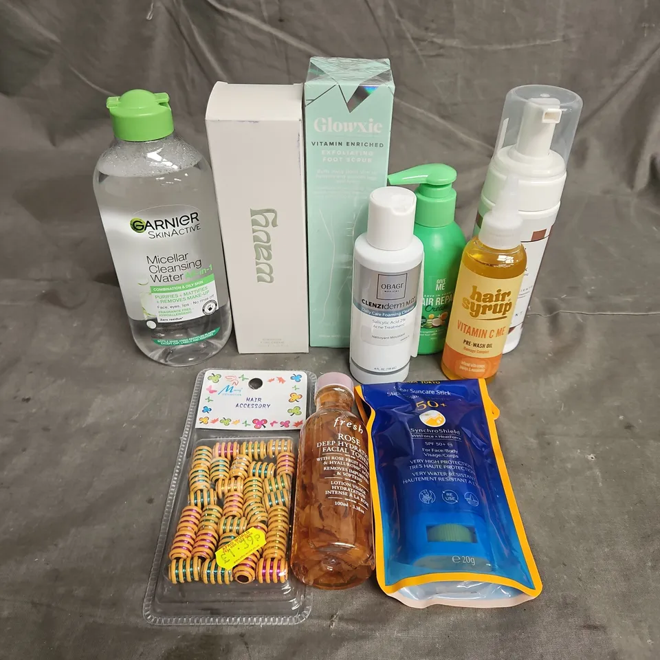 APPROXIMATELY 20 ASSORTED HEALTH & BEAUTY PRODUCTS TO INCLUDE - WAVY EVERYDAY CURL CREAM - GLOWXIE EXFOLIATING FOOT SCRUB - HAIR SYRUP VTAMIN C OIL - ETC