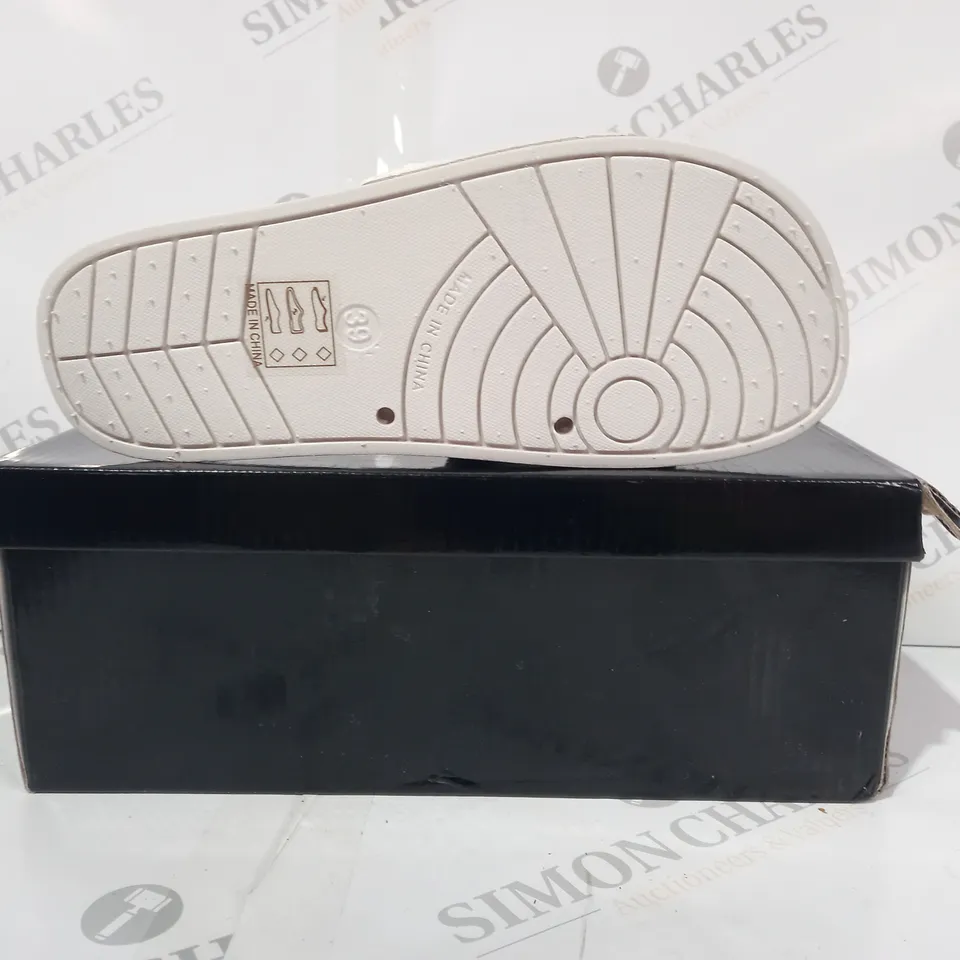 BOXED PAIR OF PRETTY LITTLE THING OPEN TOE SLIDERS IN WHITE EU SIZE 39