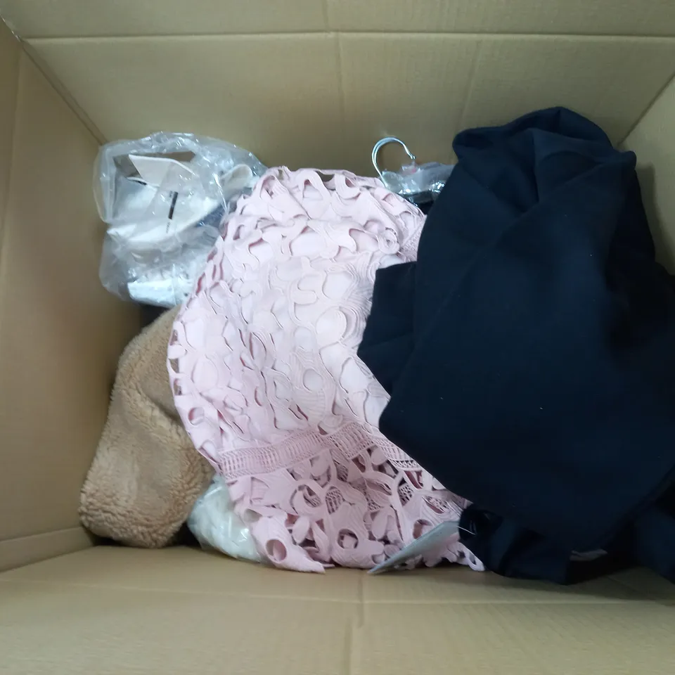 LARGE QAUNTIITY OF ASSORTED CLOTHING ITEMS TO INCLUDE DRESSES, JEANS, SHIRTS, ETC