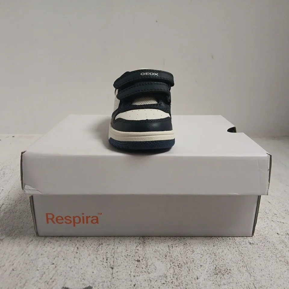 BOXED PAIR OF GEOX KID'S TRAINERS IN WHITE/NAVY SIZE 7.5