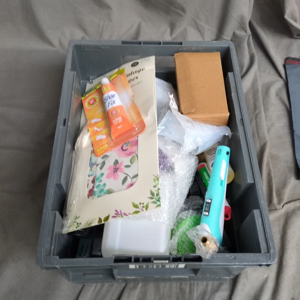 TOTE OF APPROXIMATELY 15 ASSORTED ITEMS TO INCLUDE: JOSEPH JOSEPH PIZZA CUTTER