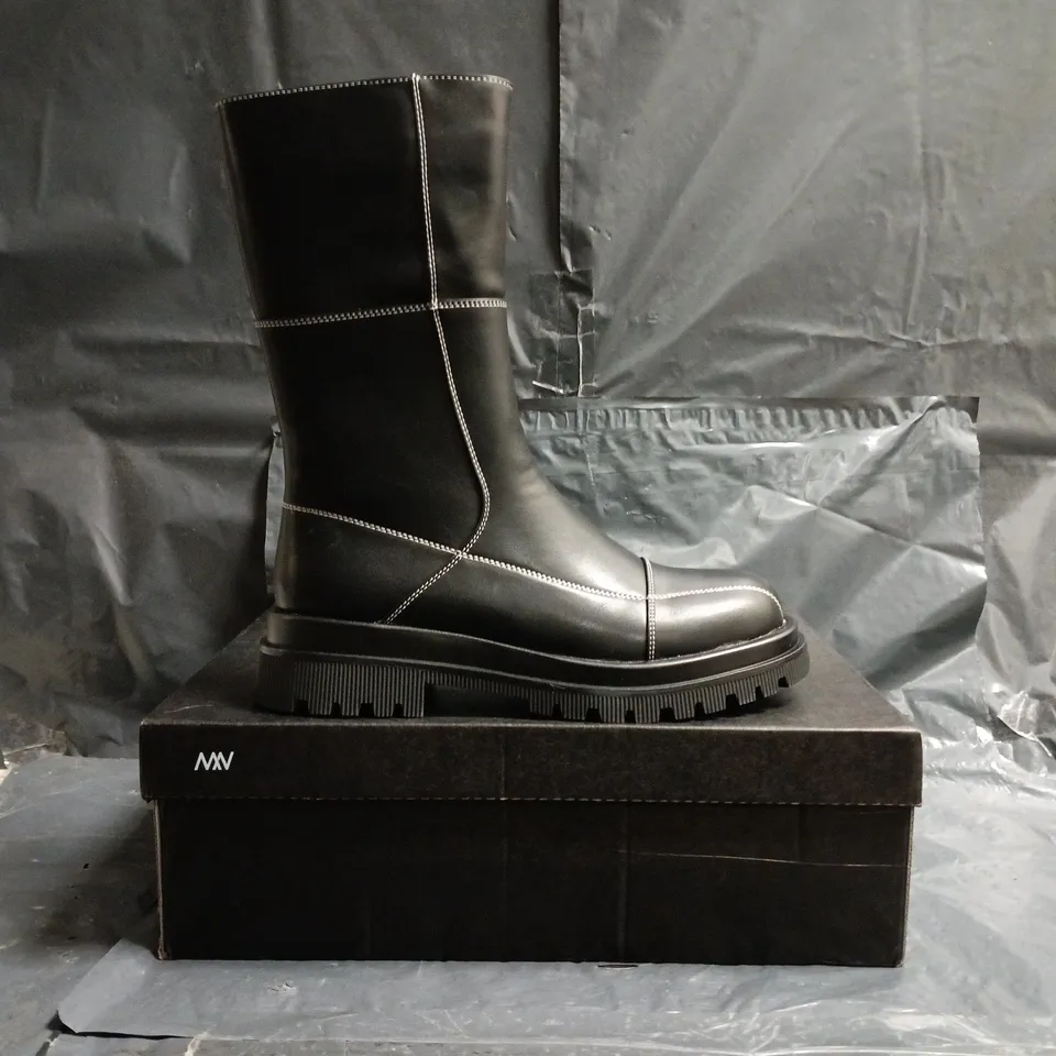 BOXED PAIR OF MATT & NAT ANKLE BOOTS IN BLACK SIZE UK 7