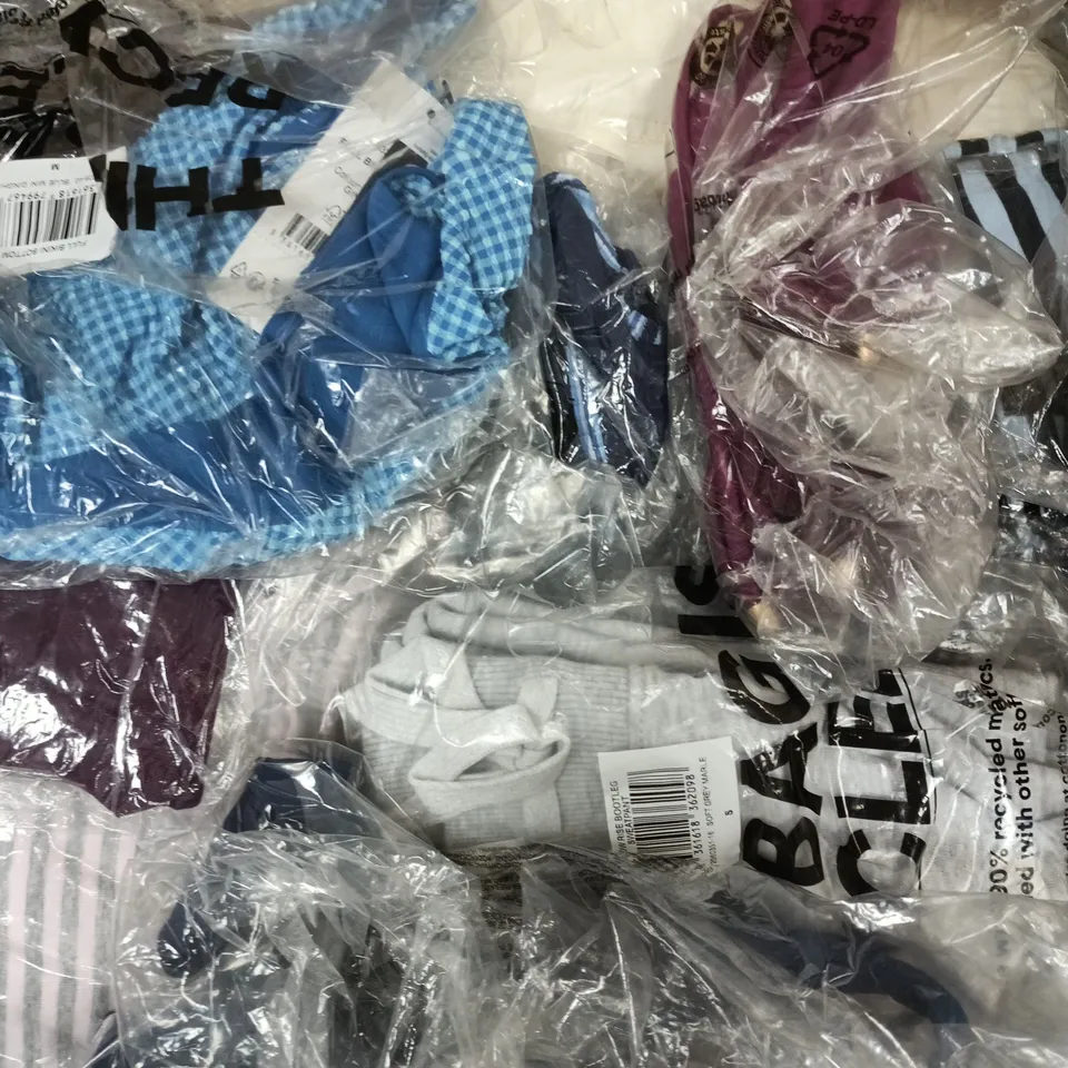 APPROXIMATELY 20 ASSORTED CLOTHING ITEMS IN VARIOUS SIZES, COLOURS & STYLES TO INCLUDE 90S BABY TEE, DAYDREAM COTTON CAMI, BOOTLEG SWEATPANTS, ETC