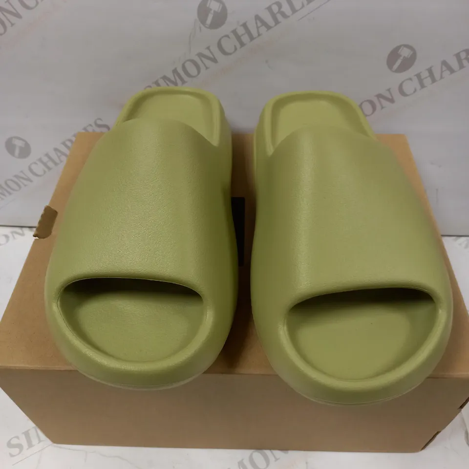 BOXED ADIDAS YEEZY SLIDE SIZE 7