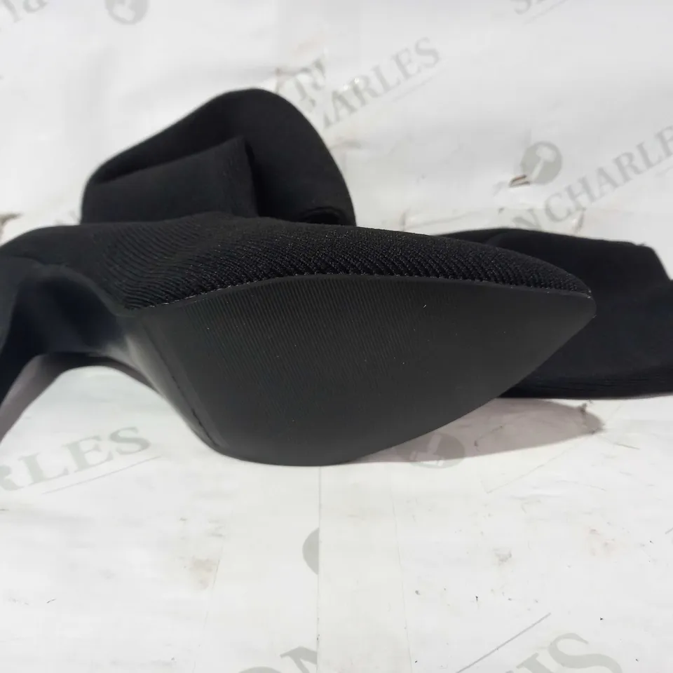 BOXED PAIR OF DESIGNER THIGH HIGH HEELS IN BLACK EU SIZE 36