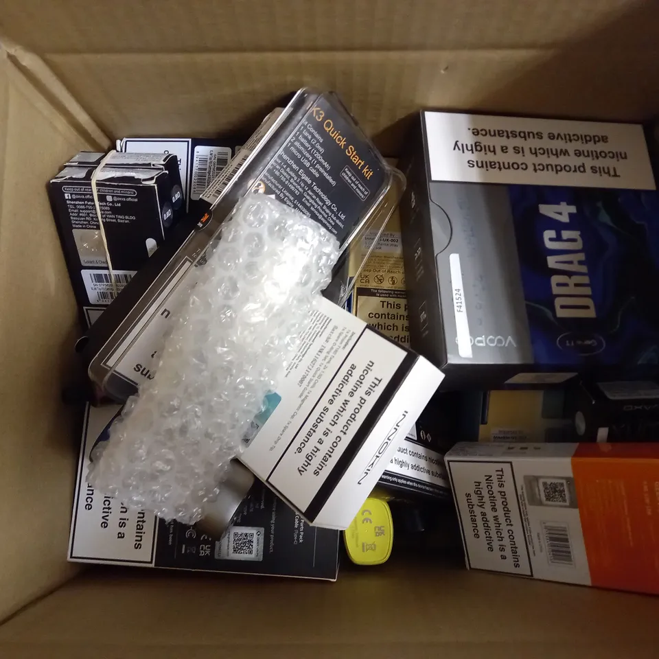 APPROXIMATELY 20 VAPES, E-CIGARETTES & ACCESSORIES TO INCLUDE VOOPOO DRAG 4, INNOKIN T18II TANK, GEEKVAPE E100 KIT, ETC