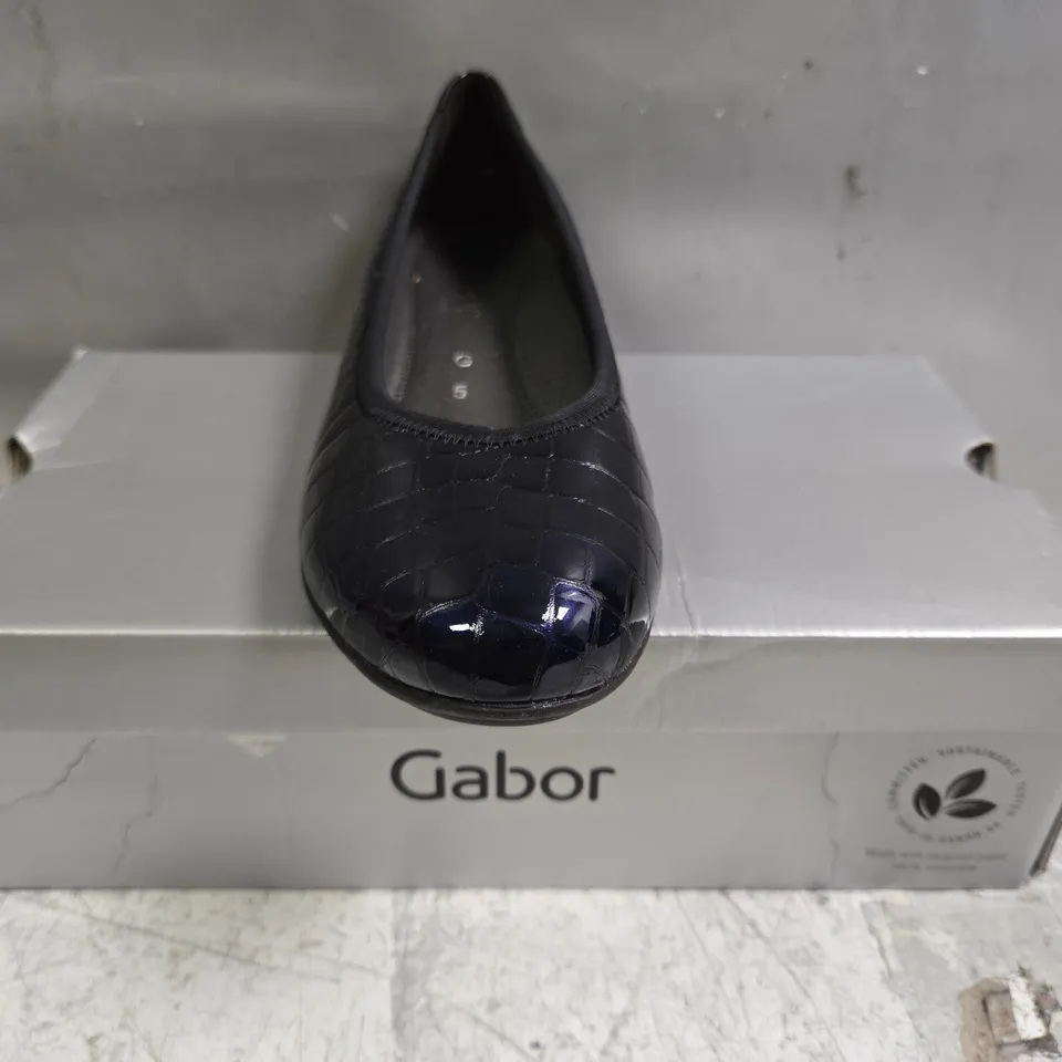 BOXED PAIR OF GABOR SLILP-ON SHOES IN NAVY CROZ SIZE UK 5