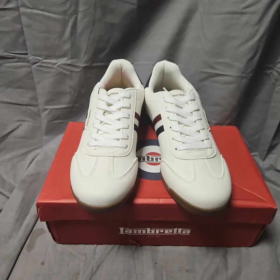 BOXED LAMBRETTA TACKLE SNEAKERS – WHITE/NAVY, UK 8 (EU 42) US 9