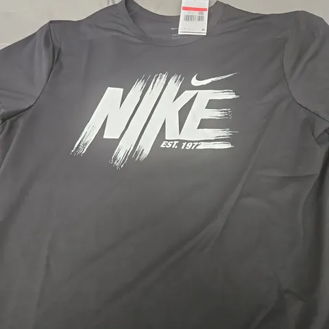 NIKE GRAPHC TEE - SIZE L