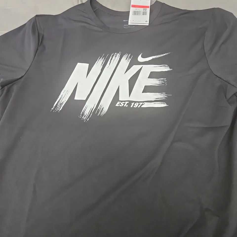 NIKE GRAPHC TEE - SIZE L