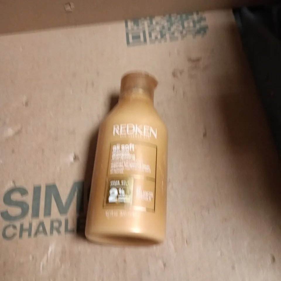 APPROXIMATELY 20 ASSORTED COSMETIC ITEMS INCLUDING TESCO SHOWER GEL , REDKEN SHAMPOO AND SANEX BODY WASH 