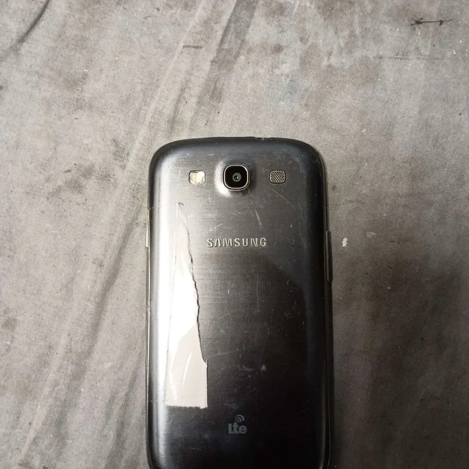 SAMSUNG MOBILE PHONE – BLACK, CRACKED SCREEN 