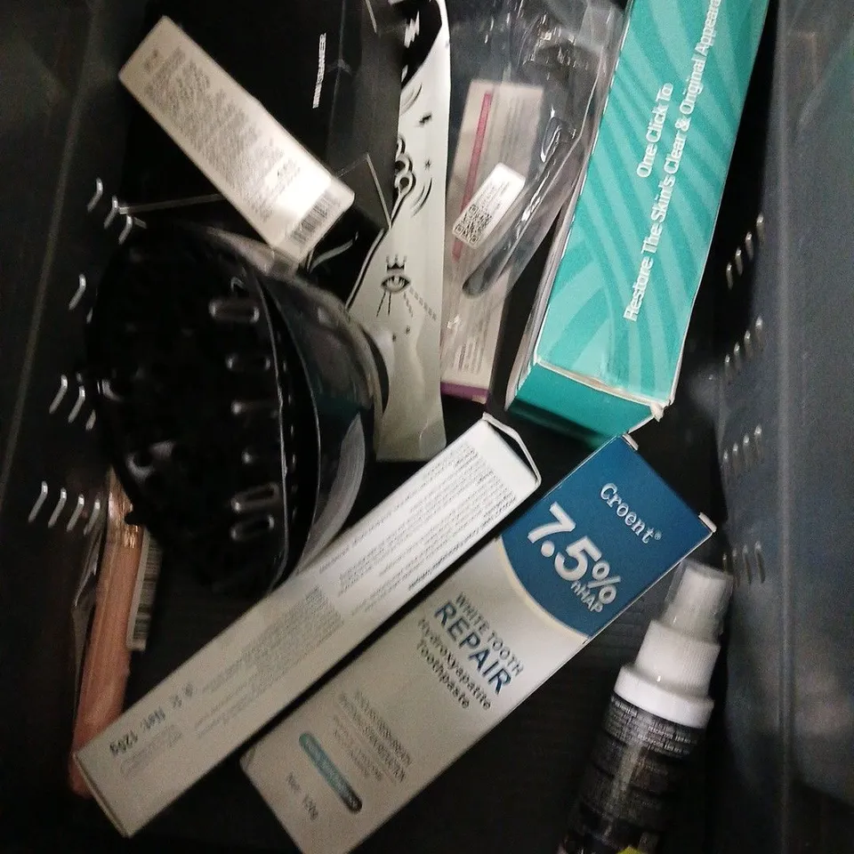 APPROXIMATELY 20 ASSORTED HEALTH & BEAUTY PRODUCTS TO INCLUDE CHILD'S FARM BODY WASH, AVEENO SHAMPOO, MAYBELLINE SKY HIGH MASCARA, ETC