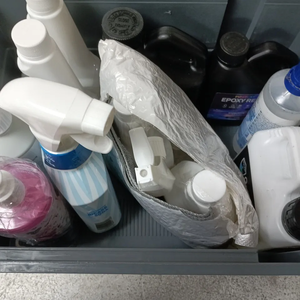 APPROXIMATELY 10 ASSORTED HOUSEHOLD LIQUID PRODUCTS TO INCLUDE EPOXY RESIN, ASTONISH BICARB OF SODA, PURE GENIUS MOULD CHECK, ETC - COLLECTION ONLY