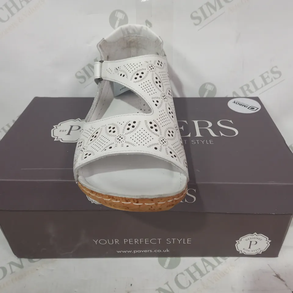 BOXED PAIR OF PAVERS OPEN TOE SHOES IN WHITE EU SIZE 39
