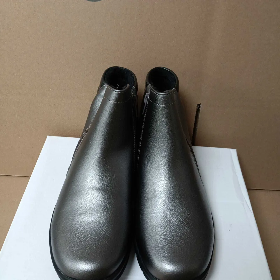 BOXED PAIR OF GREY METALLIC ANKLE BOOTS WITH SIDE ZIP - SIZE 5