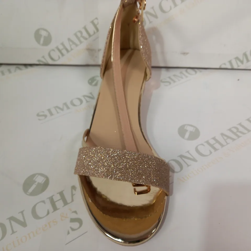 PAIR OF DESIGNER LOW HEEL OPEN TOE SANDALS IN METALLIC GOLD W. GLITTER EFFECT EU SIZE 39
