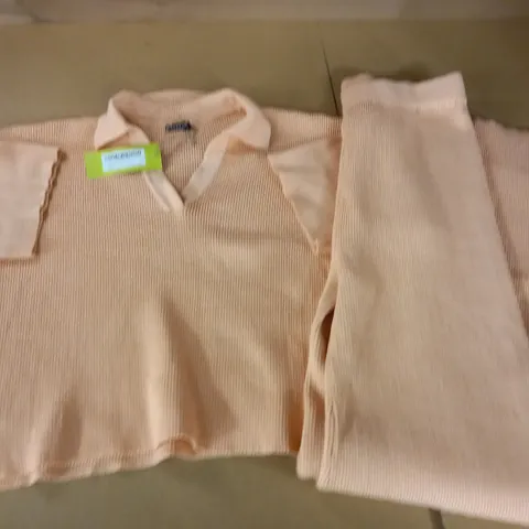 BOOHOO KNITTED POLO SHIRT AND TROUSER SET IN PEACH - L
