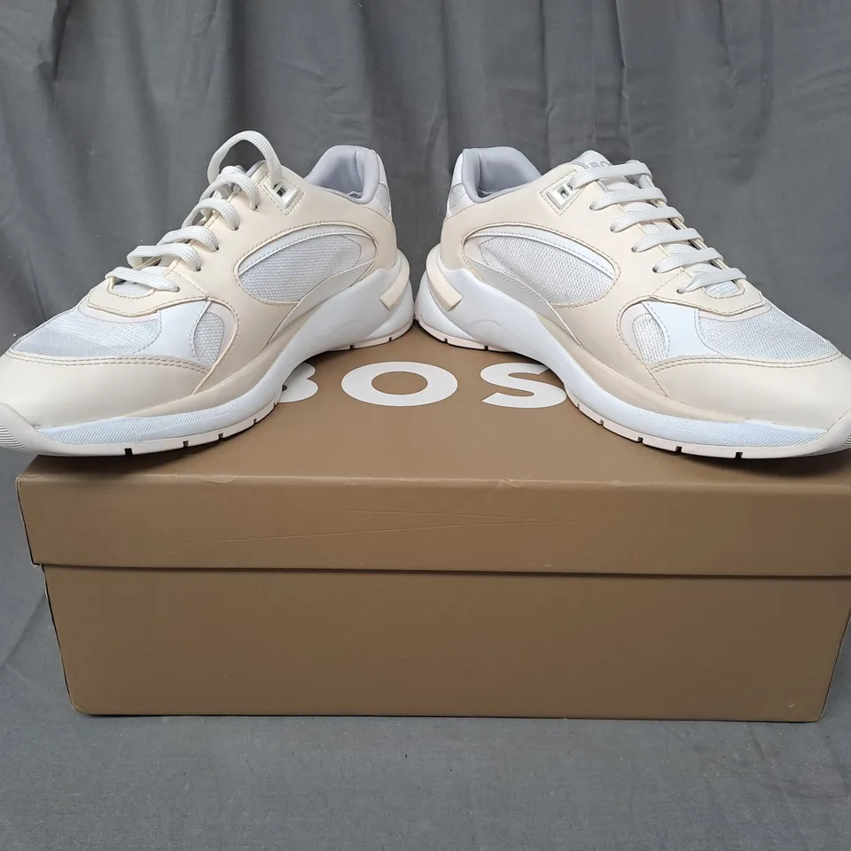 BOXED PAIR OF BOSS SKYLAR RUNNER TRAINERS IN WHITE UK SIZE 5