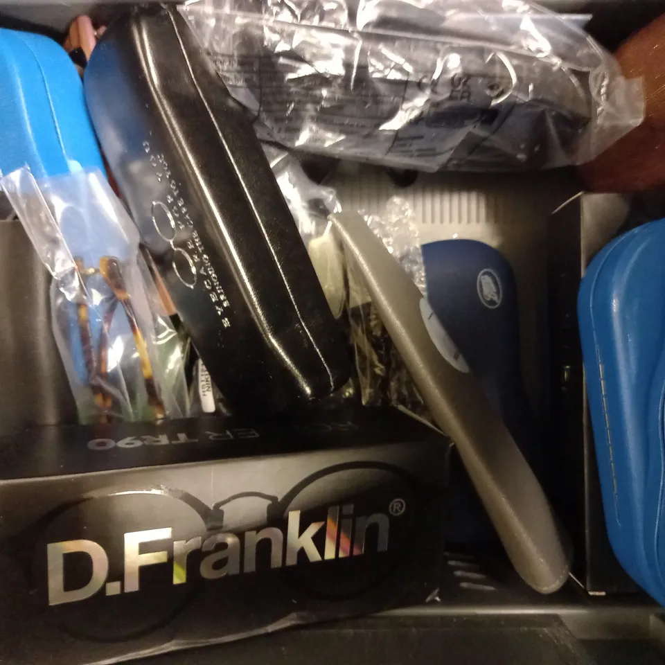 LOT OF APPROXIMATELY 20 ASSORTED EYEWEAR ITEMS, TO INCLUDE SPECTACLES, SUNGLASSES, CASES, ETC