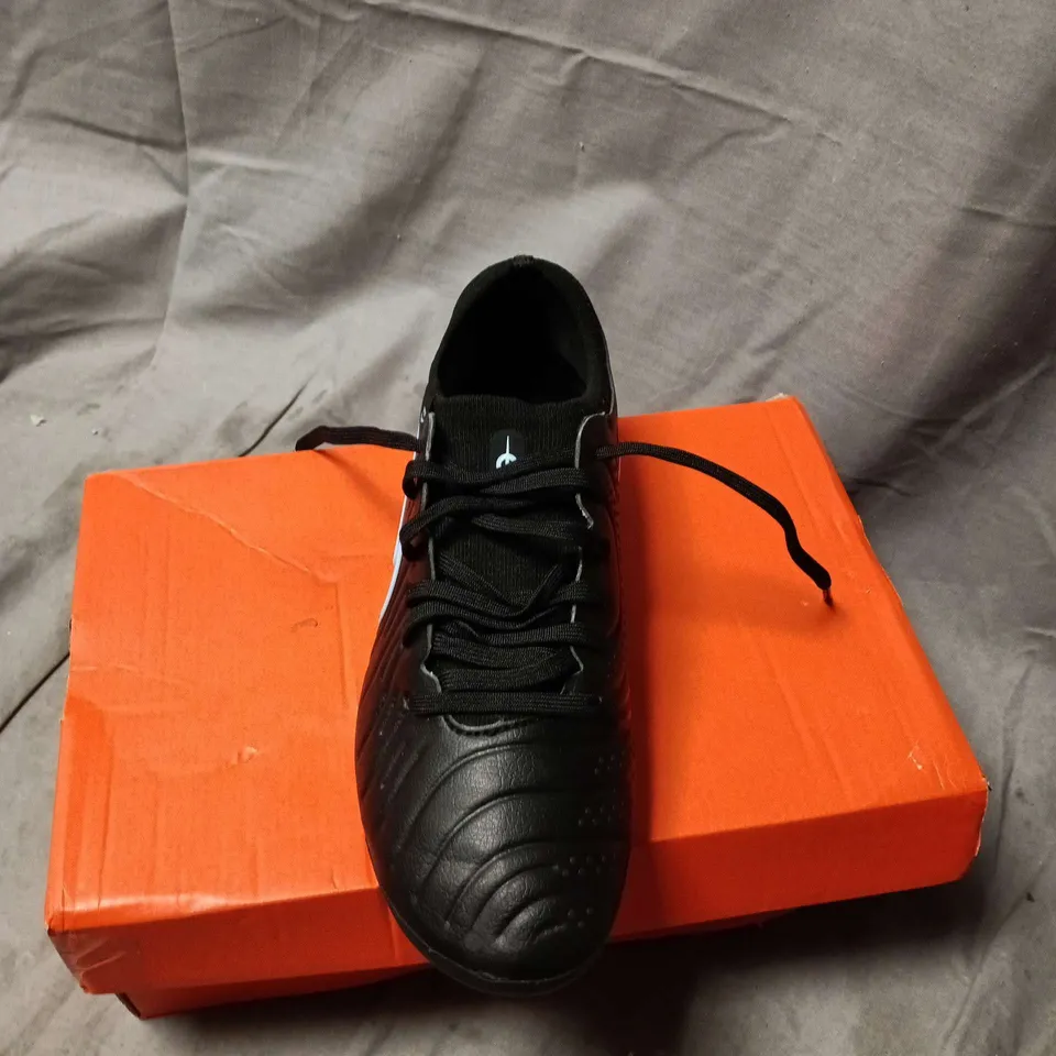 NIKE BLACK FOOTBALL BOOTS – UK SIZE 5.5