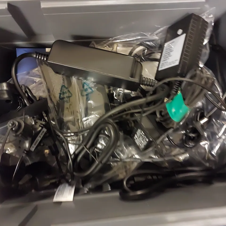 BOX OF APPROX 10 ITEMS TO INCLUDE ASSORTED CABLES AND ADAPTERS 