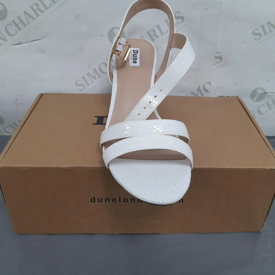 BOXED PAIR OF DUNE LONDON OPEN TOE BLOCK HEEL SANDALS IN WHITE SIZE 7