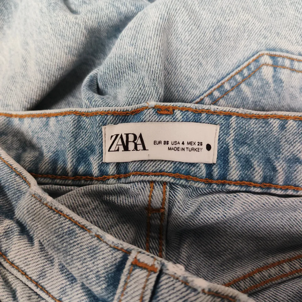 ZARA WOMEN’S LIGHT BLUE DISTRESSED DENIM JEANS – UK 8 (US 4, EU 38)