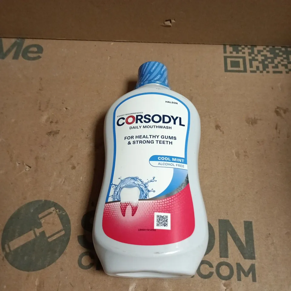 APPROXIMATELY 20 ASSORTED COSMETIC ITEMS INCLUDING CORSODYL MOUTH WASH , HEAD & SHOULDERS SHAMPOO AND GARNIER SHAMPOO